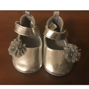 silver dress shoes w/flower detail